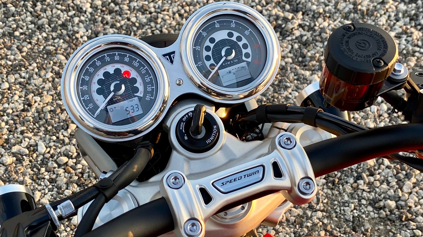 2022-Triumph-Speed-Twin-dash-display